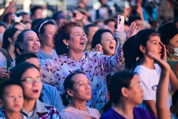 鼓点为媒 舞步成约——记新疆国际民族舞蹈节的街舞青少年