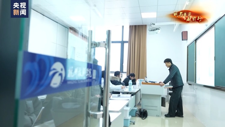 我与国家一起前行丨0.01毫米见真章 他用一杆喷枪征服全世界