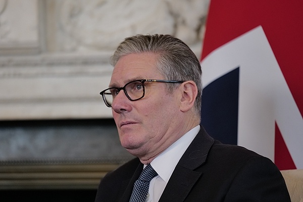 英国首相：特朗普应就北约盟友“脱离前线”言论道歉