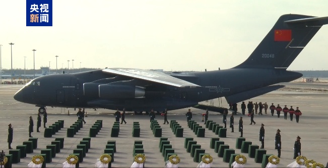 43名搬运烈士遗骸棺椁的礼兵正按序下机 对棺椁进行整理