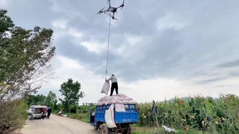 新华视点丨连阴雨袭扰秋收季 全国多地抢收保秋粮