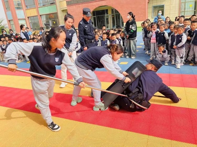 山丹公安：多维发力精准施策 织牢校园安全“防护盾”