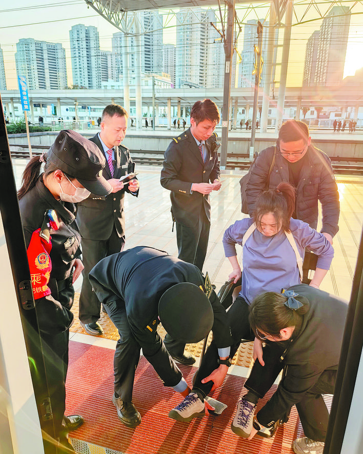 合肥南始发高铁上孕妇突临盆_fororder_111204