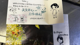 天津航空乘务员真情服务首乘旅客 收获手绘感谢画