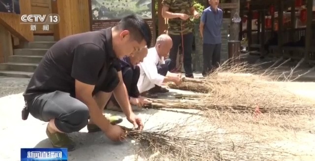 “再苦再累也值得” 全村一起扎竹扫把支援榕江清淤