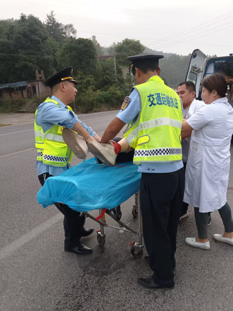 巡查途中发现车祸 湖南衡阳县执法人员热心救助_fororder_2