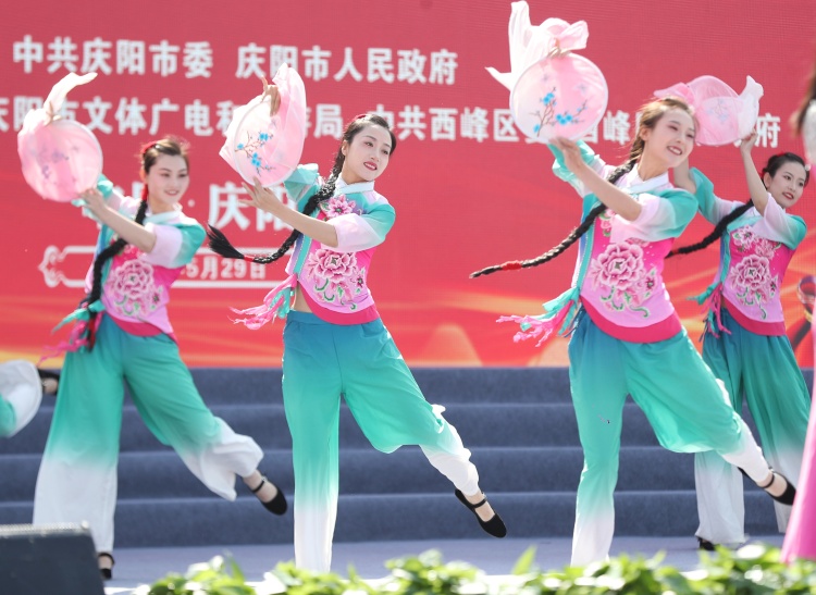 第二十届庆阳香包民俗文化节在庆阳市体育馆开幕_fororder_微信图片_20250530104805