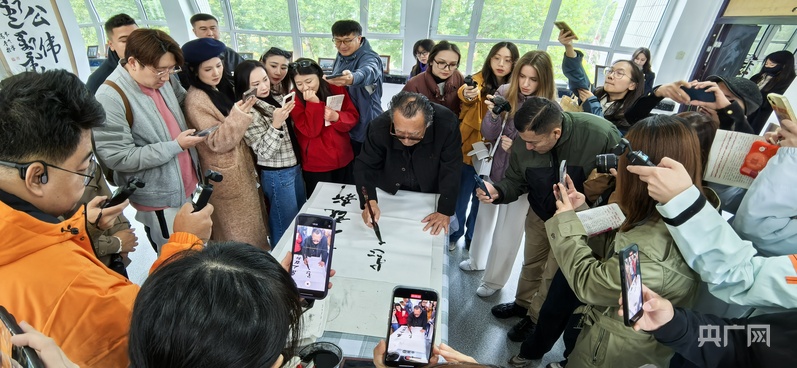 万人说新疆丨五湖四海聚新疆 看蓬勃发展“新”魅力