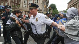 美国警方与反以学生爆发冲突 逮捕至少两人