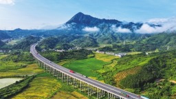 湖南常宁市泉井村青山翠绿，云雾缥缈