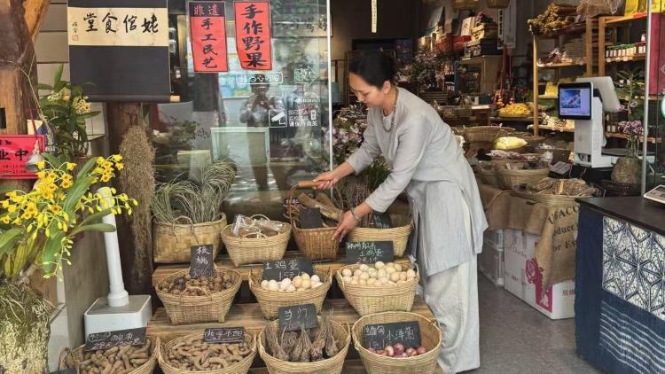 青春不打烊｜在市井烟火中，她架起连接乡土与世界的桥梁