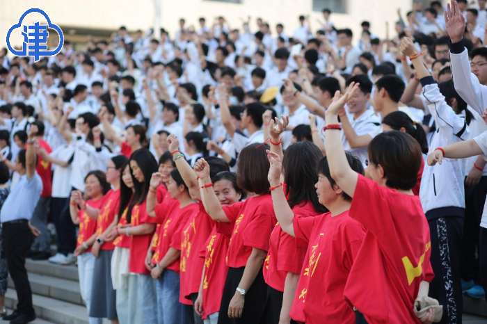 温情“最后一课”：击掌壮行 赠饮定胜