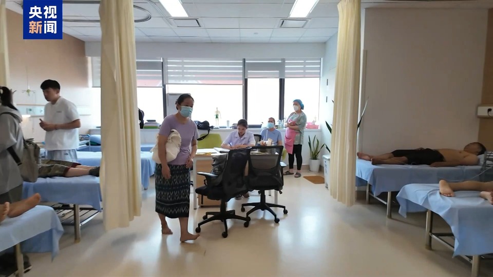 中医疗法受欢迎 中国医生守护老挝“医疗宝库”