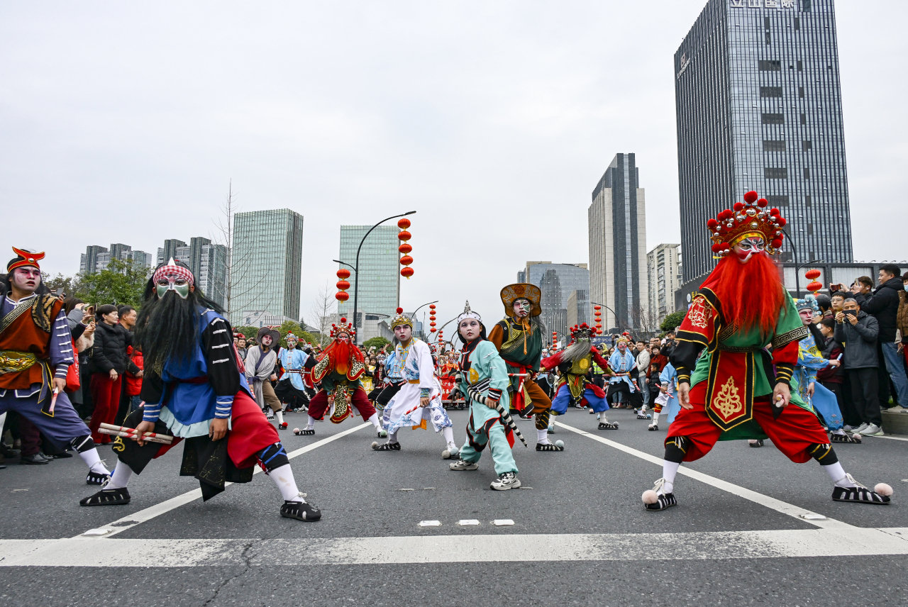 A North–South Folk Fusion for the Lantern Festival: Tonglu's Grand Folk Street Parade Lights Up the City_fororder_微信图片_20260302092114_11_477