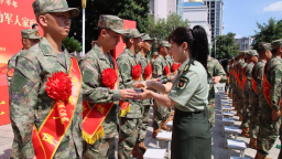 湖南城步举行2025年度下半年新兵欢送仪式暨现役军人立功家庭表彰大会