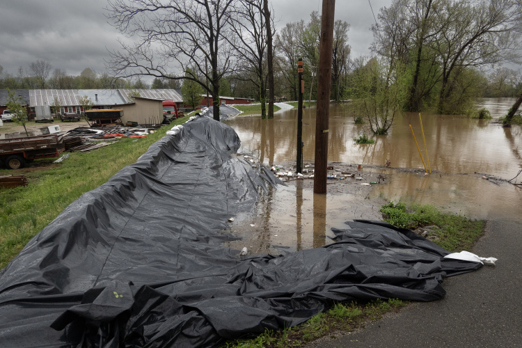 美国部分地区遭遇极端天气 至少17人死亡