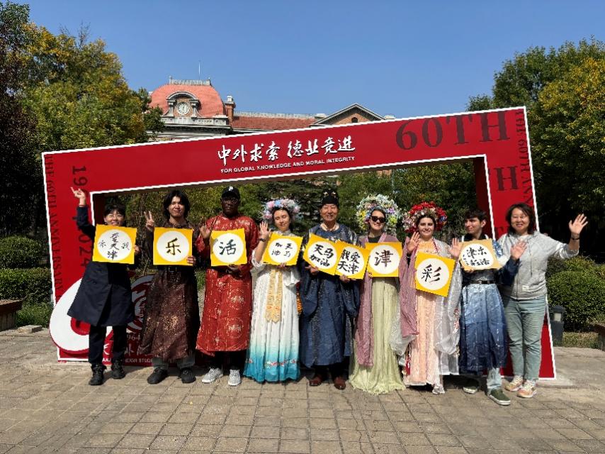 Brilliant Brushstrokes Paint the Scene: Cultural Charm and International Youth Support for the Tianjin Marathon