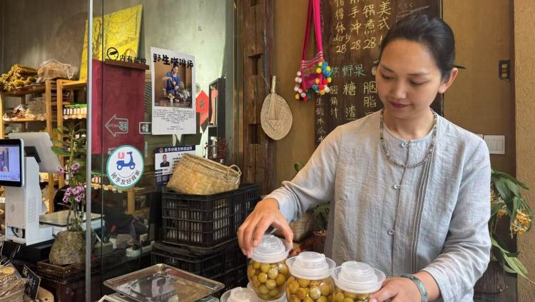 青春不打烊｜在市井烟火中，她架起连接乡土与世界的桥梁