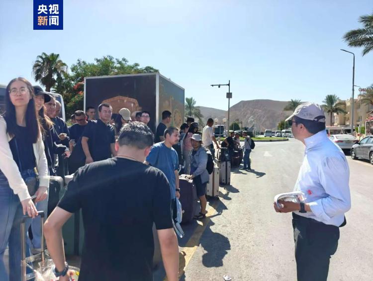 第四批在以中国公民从塔巴口岸进入埃及
