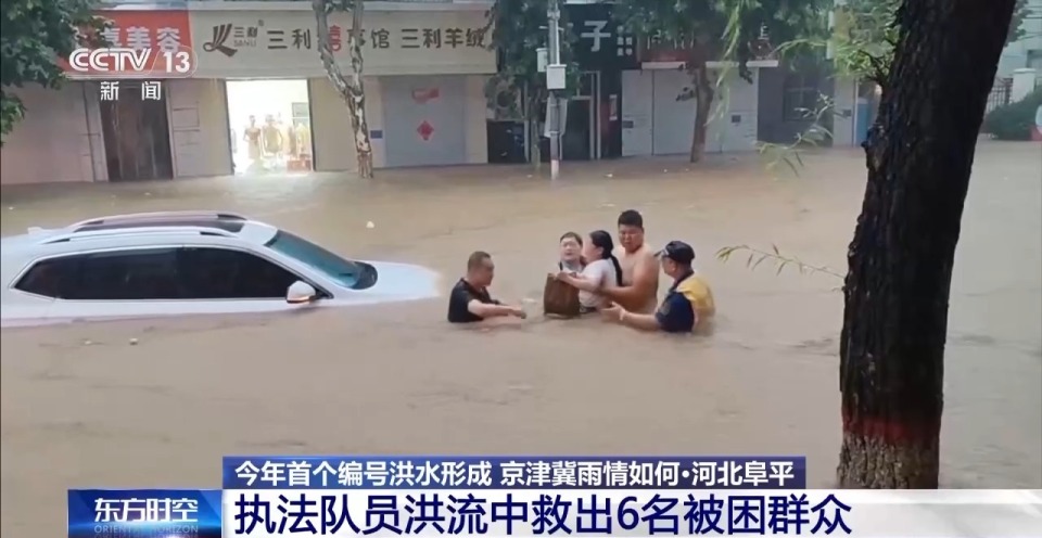 河北阜平强降雨致多辆汽车被困 执法队员洪流中救出6名群众