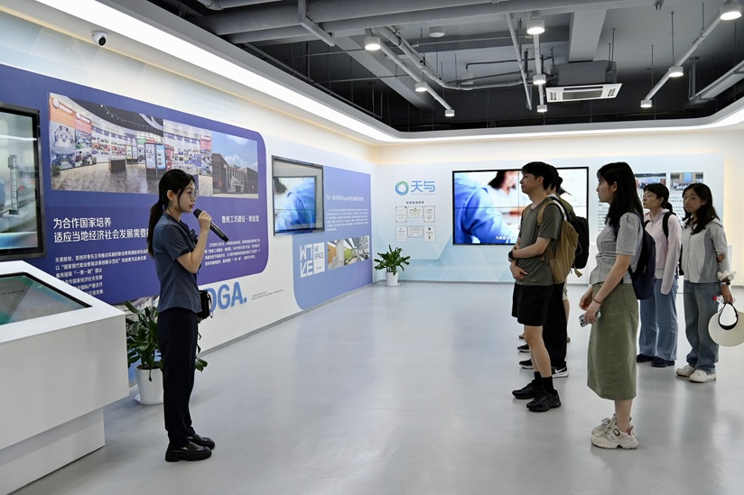 2025年清华大学研究生社会实践津南基地正式启动 校地携手共谱高质量发展新篇_fororder_学子们参观天津智谷·创新发展聚集区展示中心