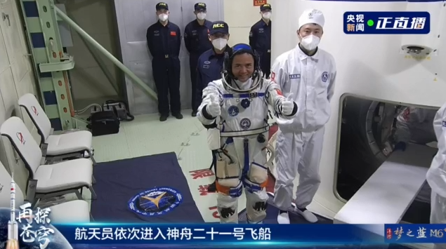 神二十一航天员张陆进入飞船返回舱