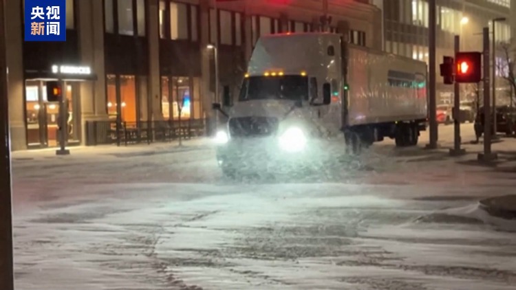 视频丨冬季风暴致全美22州进入紧急状态 面包牛奶等遭抢购