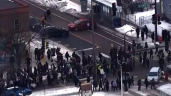 美移民执法人员射杀女子引发全美抗议