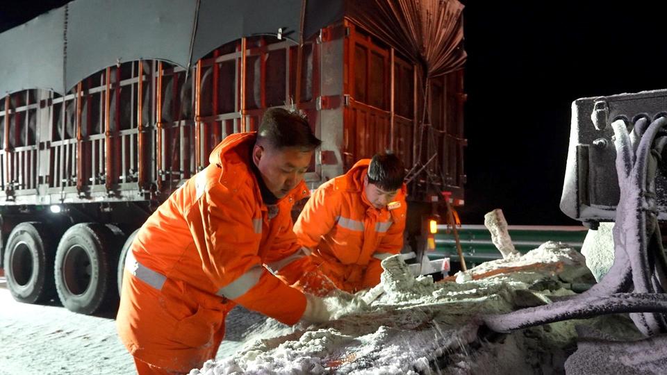 新春走基层丨零下25℃！连夜除雪乌鞘岭