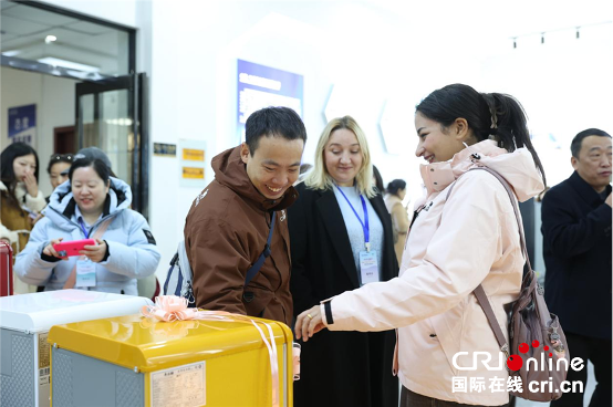 من "منتجات التبريد في محافظة مينتشيوان" إلى "عاصمة أحذية في محافظة سيويشيان": مشاهير الإنترنت العالميون يهتفون "التصنيع الصيني رائع"