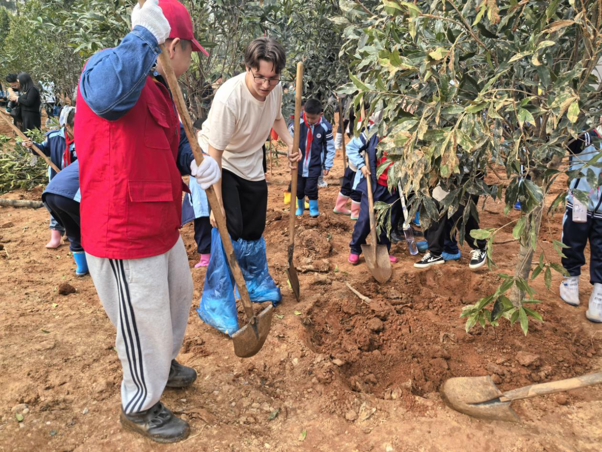 Tree Planting and Power Protection: Nurturing the Next Generation of Environmental Stewards_fororder_图片1