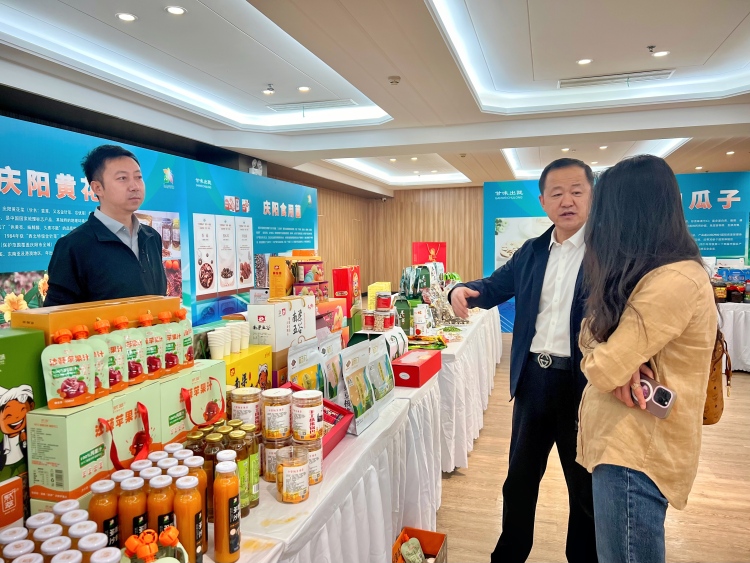 庆阳“甘味”借势推介会开拓北京市场_fororder_甘农生物科技有限公司展位前，沙棘果汁、沙棘茶等深加工产品吸引众多试饮者。庆阳融媒记者 王华 摄.JPG