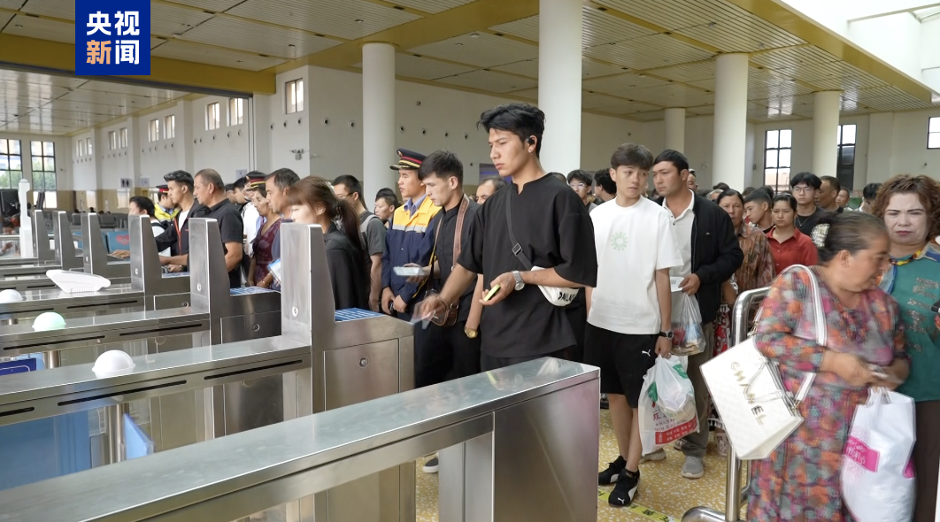 新疆首次开行经格库铁路进出疆旅客列车