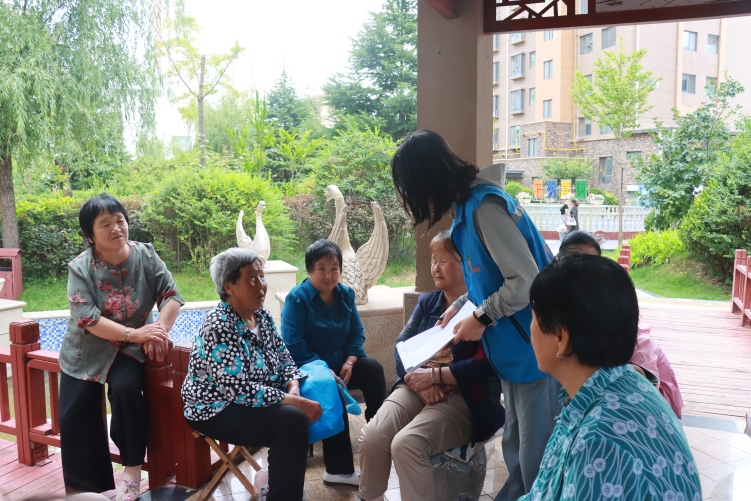 天水清水：听民声解民忧 “开门”办事解锁民生“幸福密码”_fororder_网格员进小区搜集意见.JPG