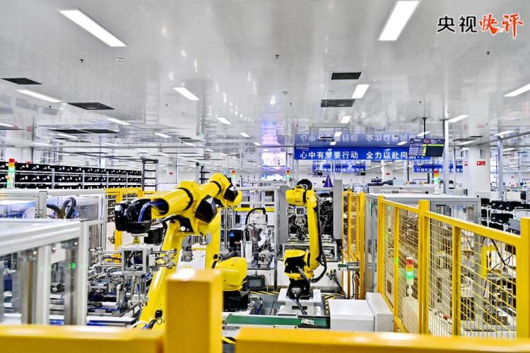 央视快评丨为梦想奋斗 为幸福打拼