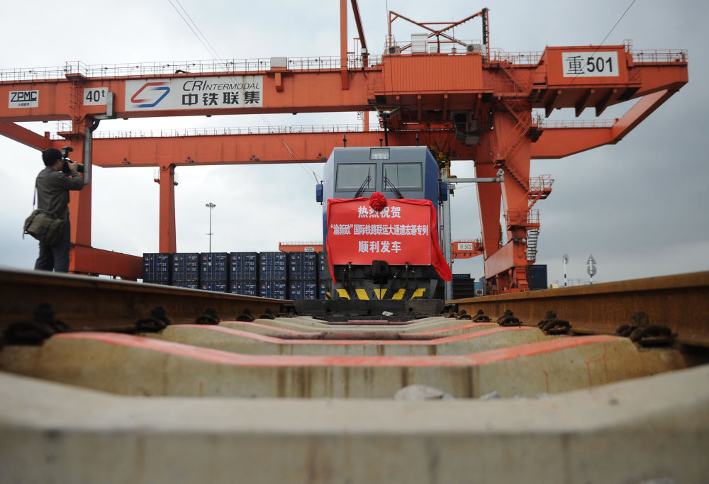 联播+｜在“钢铁驼队”旁 习近平连发四问