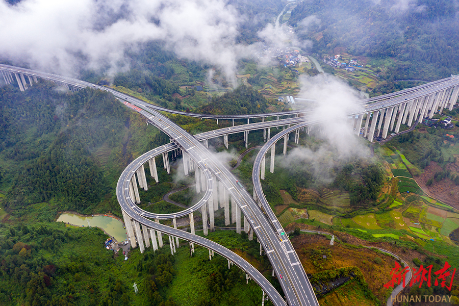 湖南吉首：云海涌高速_fororder_微信图片_1
