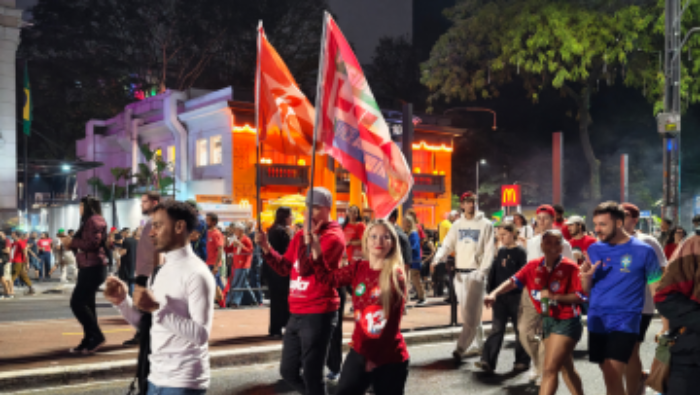 总台现场直击丨巴西民众街头庆祝卢拉连任