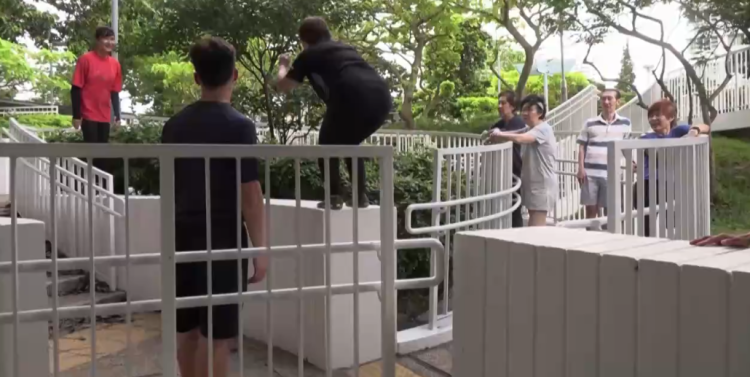 新加坡老年人玩转跑酷 拒绝静养活出新姿态