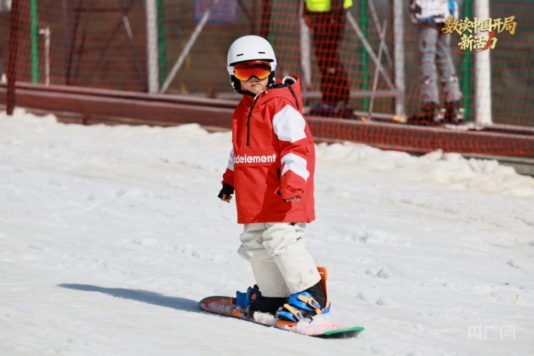 数读中国开局新活力 |  3个月、10万游客、1000万增收：冰雪经济让小镇“热”出新高度