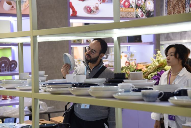 财经聚焦|关键指标创新高！广交会透出外贸新气象_fororder_XxjdzbC000007_20251031_CBMFN0A003