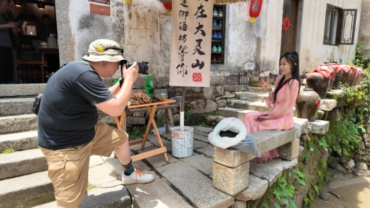 网络名人探访徽州古村落 领略传统与现代交融之美_fororder_网络名人探访2