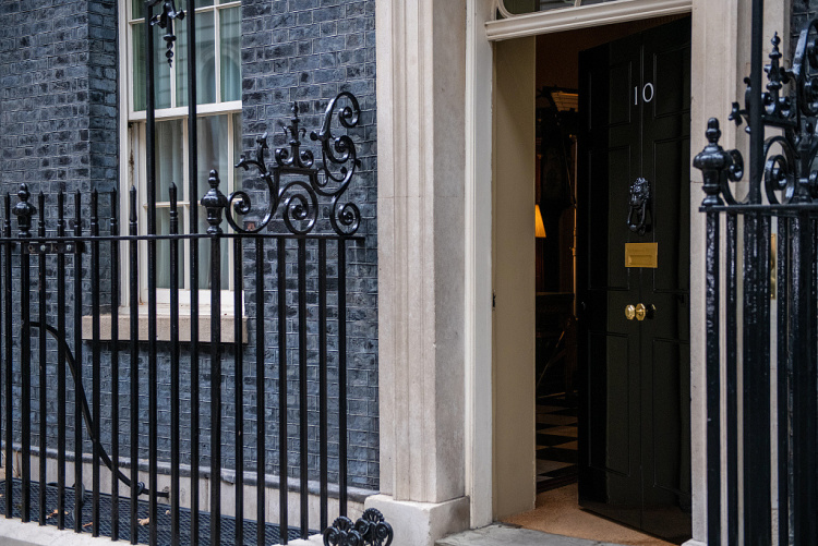前驻美大使未通过涉密审查 英首相再面临下台压力