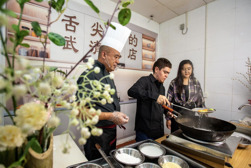 Transforming into Chefs to Showcase Talent — Fragrant Flavors and Canal Delights: International Youth Visit Wuqing_fororder_图片4