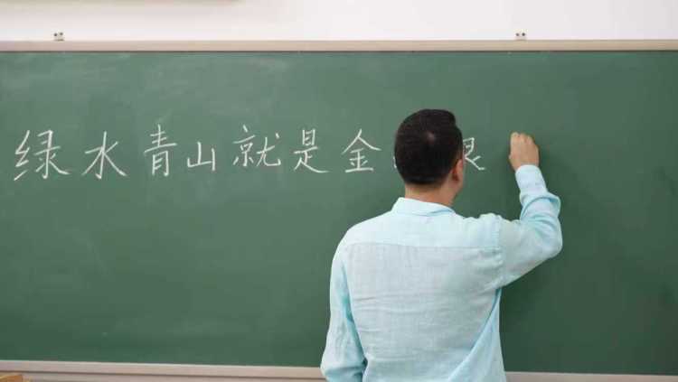 遇见中国丨这位土库曼斯坦教师把“绿色中国”搬进课堂