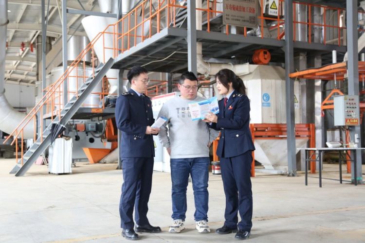 天水：全方位税费服务引导企业合规经营_fororder_清水县税务干部进企业宣传辅导