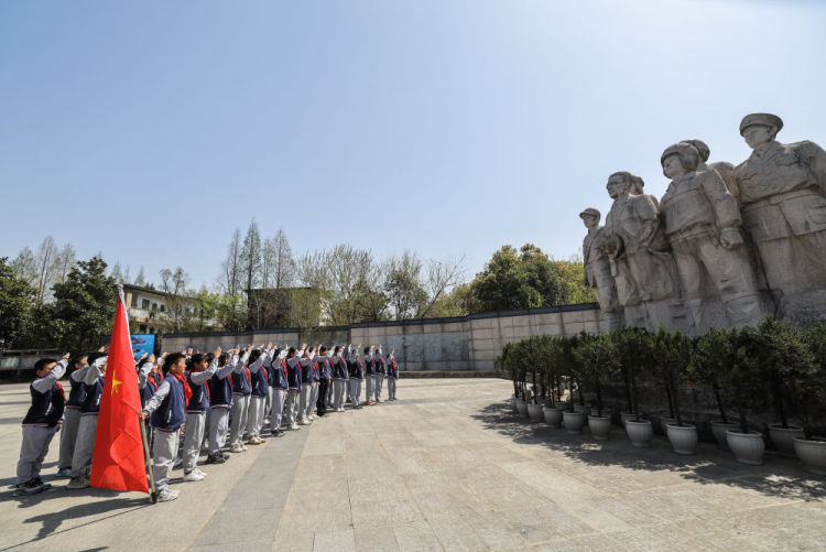 清明祭扫缅怀革命先烈