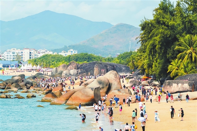 三亚：旅游升温 游客纷至