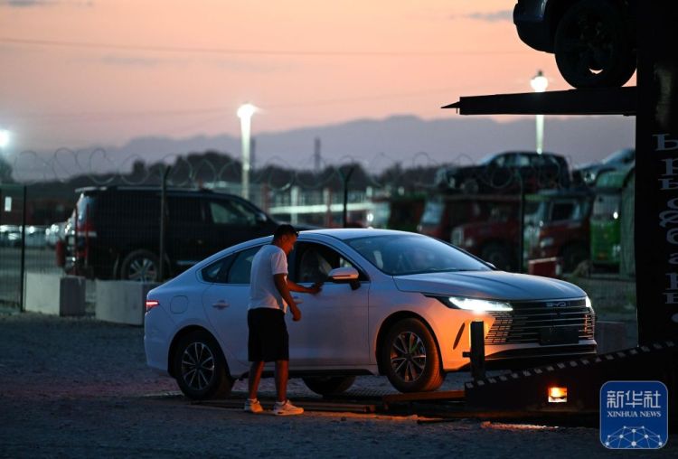 新华全媒+｜在霍尔果斯，这群人让国产新能源汽车“跑”向中亚