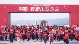 金秋踏歌敕勒川大型徒步活动成功举办